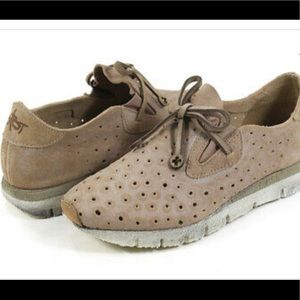 OTBT Lunar size 9.5 tan suede perforated sneaker